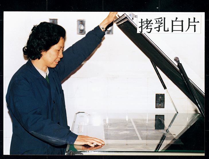 80年代工作场景-烤乳白片