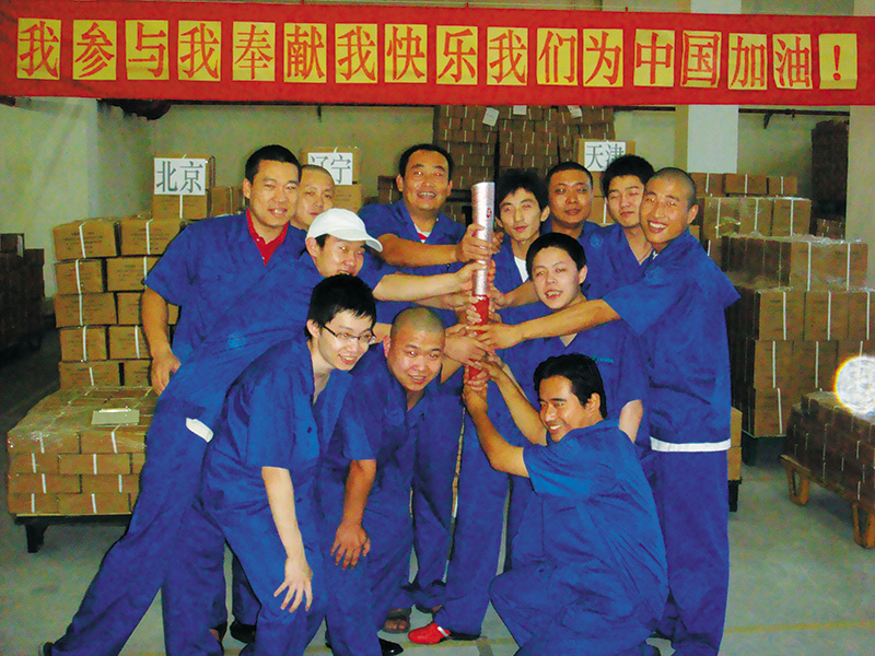 2008年8月邮票印制局一线员工手捧祥云火炬真品，传递奋斗热情。