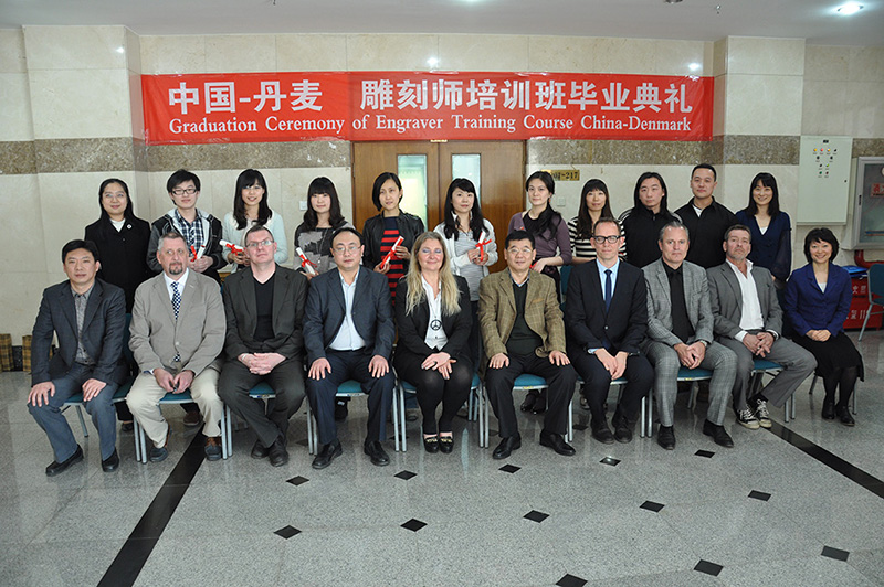 2012年4月，中国-丹麦雕刻师培训班毕业典礼隆重举行，10名雕刻师顺利毕业。